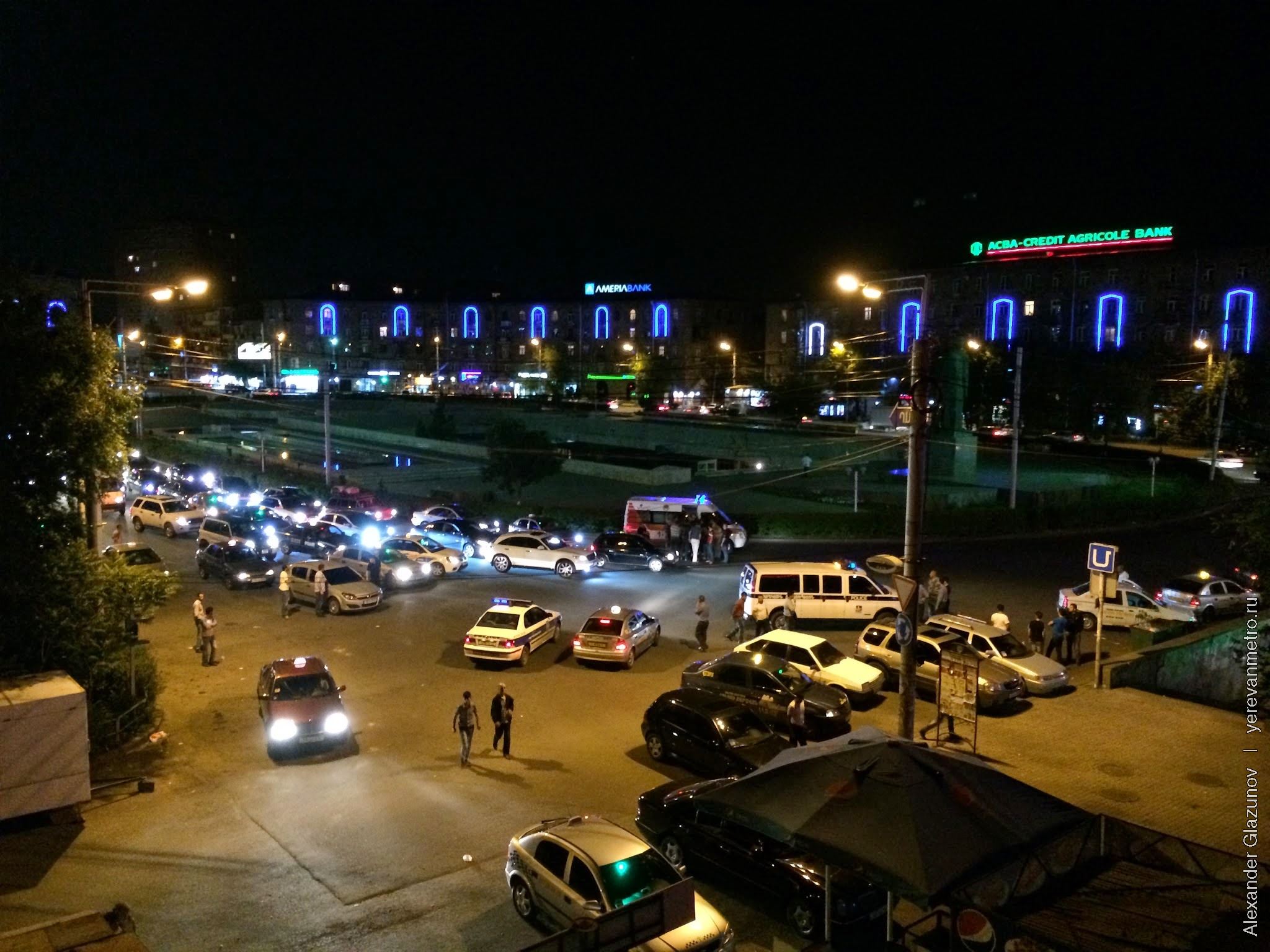 Площадь Гарегина Нжде. Вход в метро расположен под площадью, пройти к нему можно через подземный переход.