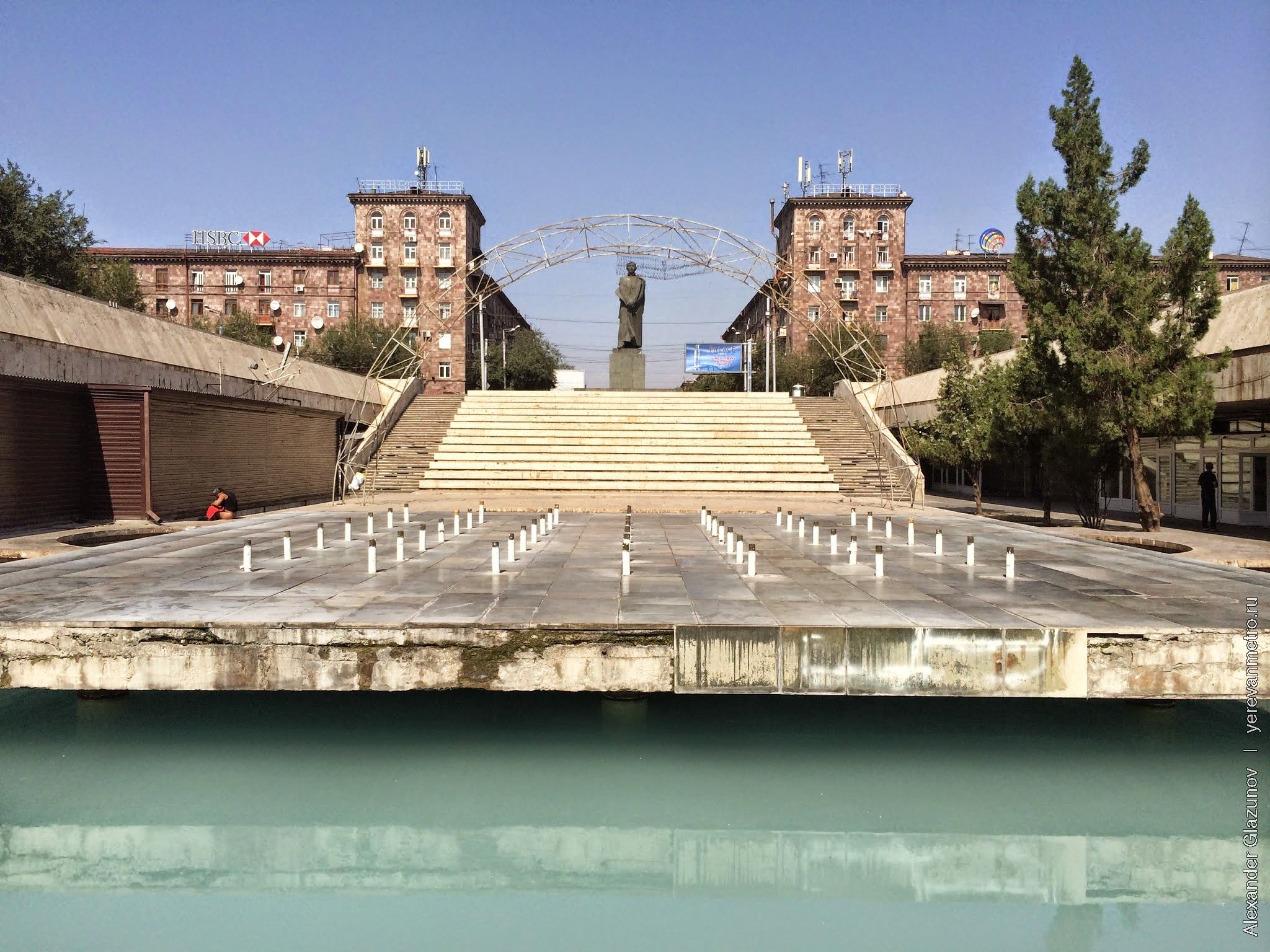 Памятник Сурену Спандаряну на площади Гарегина Нжде (ранее площадь также носила имя Спандаряна). На переднем плане - фонтан. Вход в метро - за спиной фотографа.