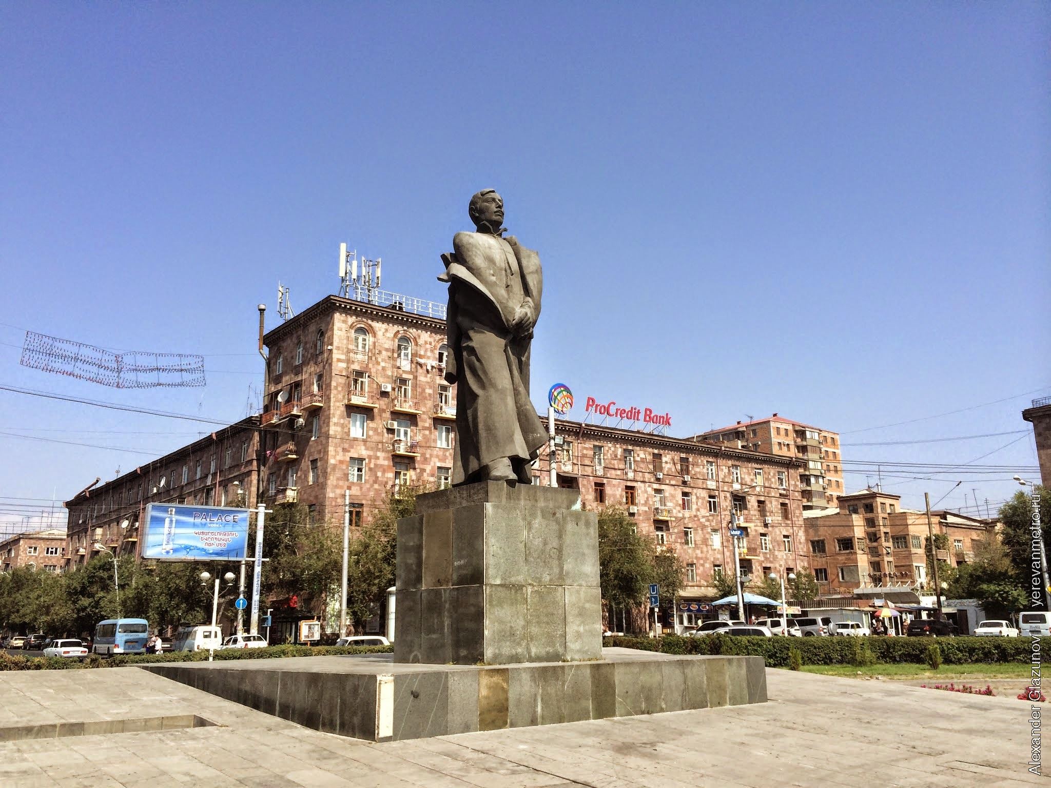 Памятник Сурену Спандаряну на площади Гарегина Нжде (ранее площадь также носила имя Спандаряна).